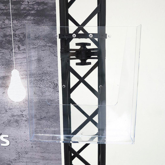 Broschürenhalter aus Acryl an Crown Truss Traversen Messewand befestigt