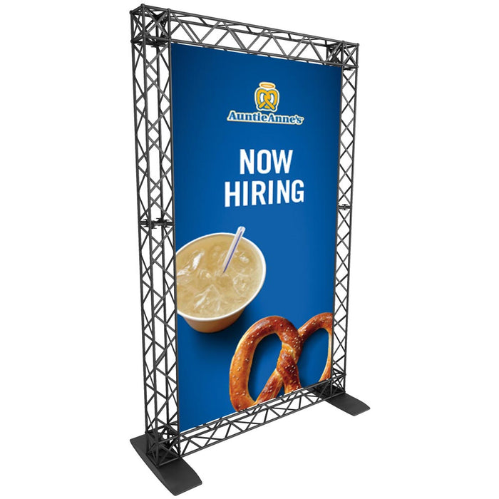 Schwarze CROWN TRUSS Bannerwand mit großflächigem Werbebanner für Recruiting, Marketing und Messeauftritte