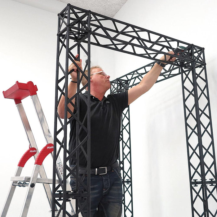 Montage einer CROWN TRUSS 10 Eckwand für den professionellen Messebau und Eventeinsatz