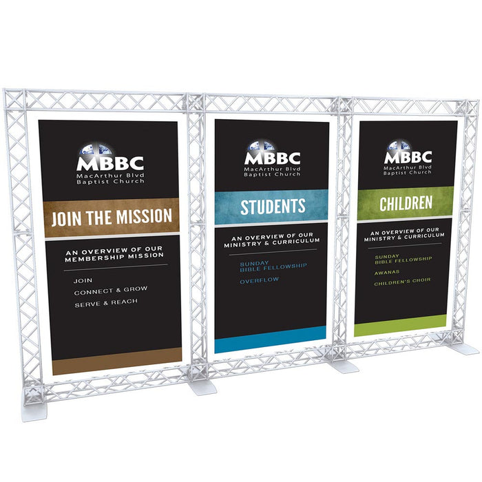 Weiße CROWN TRUSS 10 Triple Bannerwand mit bedruckten Werbebannern für professionelle Messeauftritte