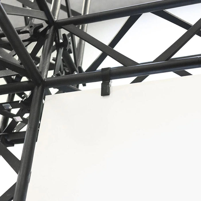 Schwarzer Top Clip zur Befestigung von Bannern an CROWN TRUSS 15 Traversensystemen in der Anwendung am Banner von einer Messewand