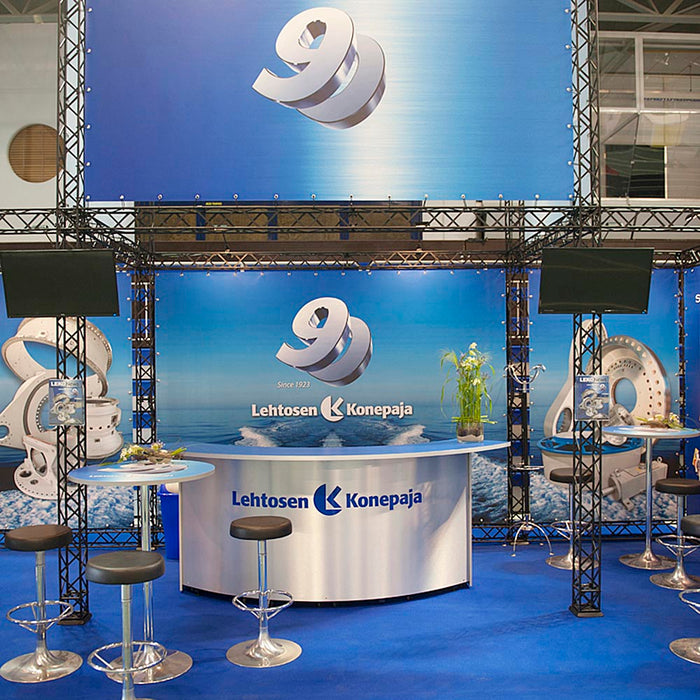 Professioneller Messestand mit Crown Truss 15 Traversensystem und Prospekthaltern