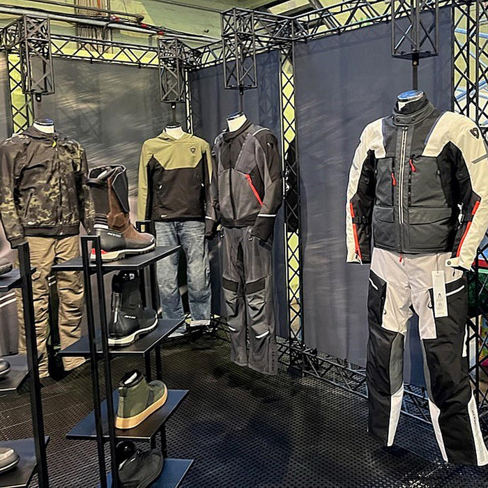 Professioneller Messestand mit Crown Truss 15 Traversensystem Schwarz