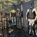 Professioneller Messestand mit Crown Truss 15 Traversensystem Schwarz