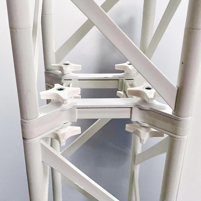 Verbindungselemente vom weißen Crown Truss 15 Traversensystem im Detail