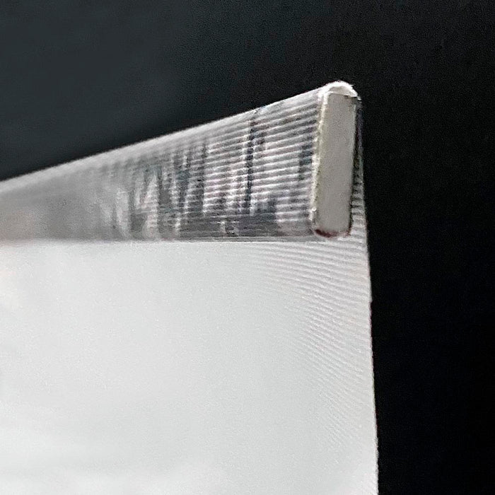 Detailaufnahme des CROWN TRUSS Aluminium Profils mit integriertem Klebeband zur Bannerbefestigung