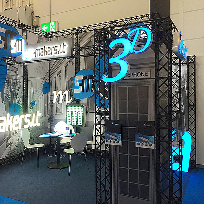 Professioneller Messestand mit CROWN TRUSS Traversensystem und großflächigen Werbebannern auf einer Fachmesse