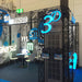 Professioneller Messestand mit CROWN TRUSS Traversensystem und großflächigen Werbebannern auf einer Fachmesse