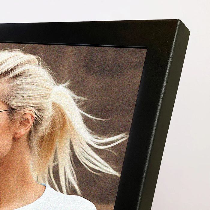 Digital-Signage-Ständer mit Display, Nahaufnahme des schwarzen Bildschirmrahmens