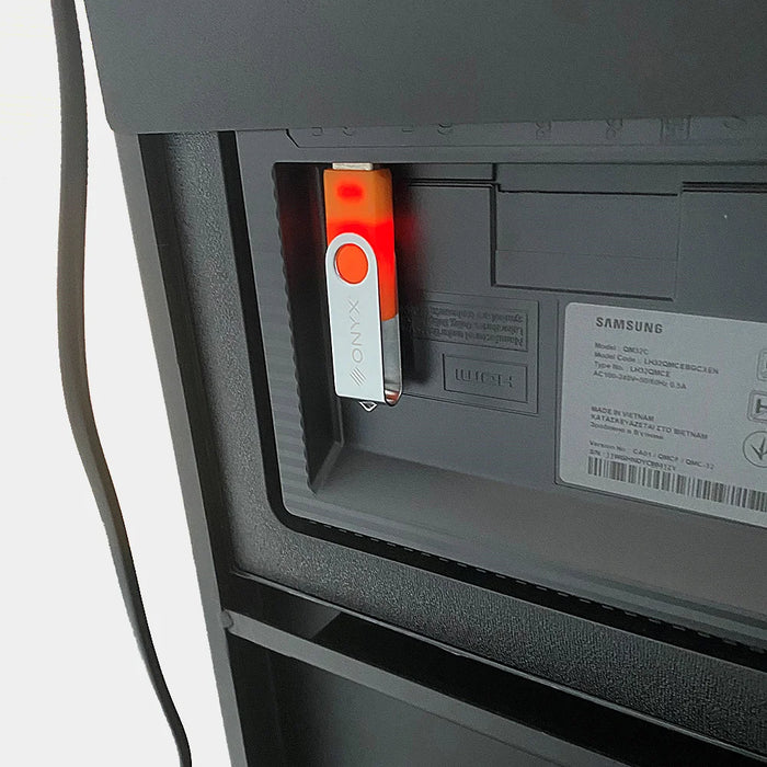 USB-Stick im Anschluss auf der Rückseite der digitalen Infostele