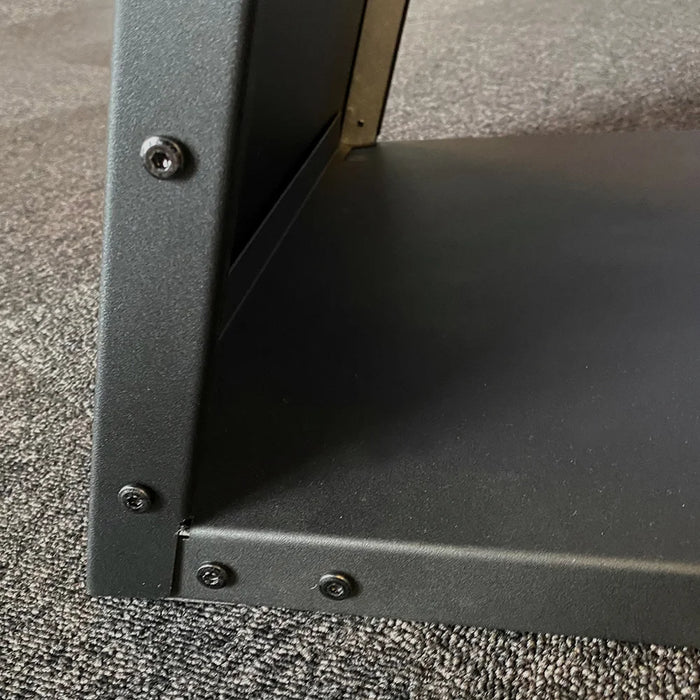 Standfuß der digitalen Infostele aus lackiertem Stahl, Detailansicht