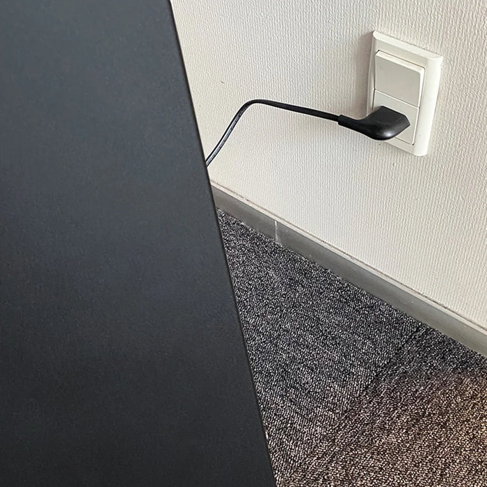 Digitale Infostele mit Stromkabel an der Steckdose, Seitenansicht