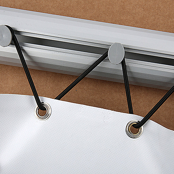 Schwarze elastische Kordel verläuft zickzack durch die Metallösen eines weißen Banners am Aluminium-Profil