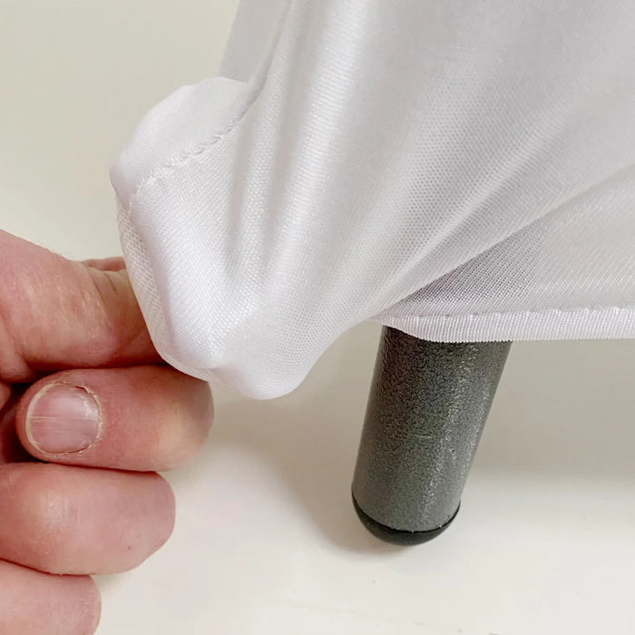 Elastische weiße Stehtisch-Husse, Detailansicht