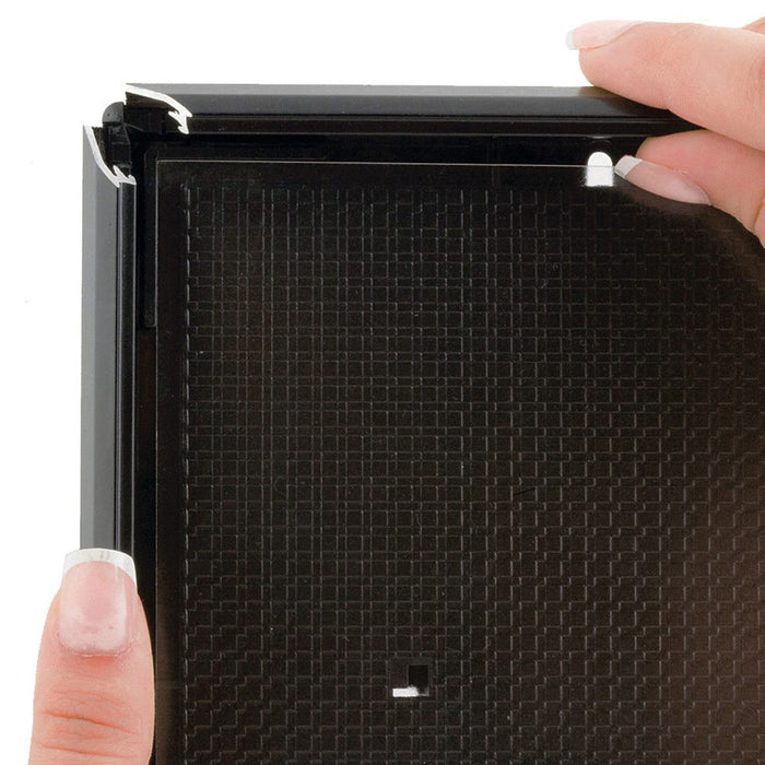 Fotorahmen mit Standfuß, 14 mm Profil, Schwarz – Rahmen wird geöffnet