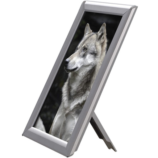 Fotorahmen mit Standfuß, 14 mm Profil, Silber – mit eingelegtem Plakat, Frontansicht