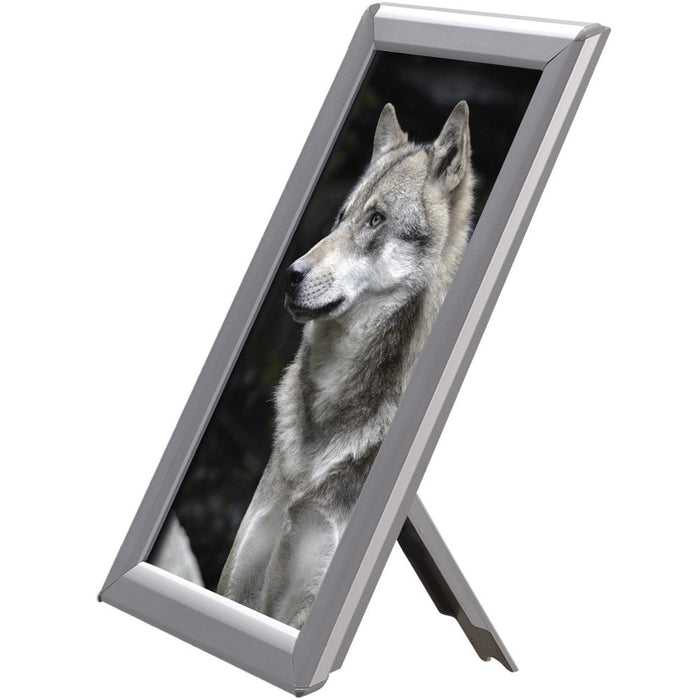 Fotorahmen mit Standfuß, 14 mm Profil, Silber – mit eingelegtem Plakat, Frontansicht