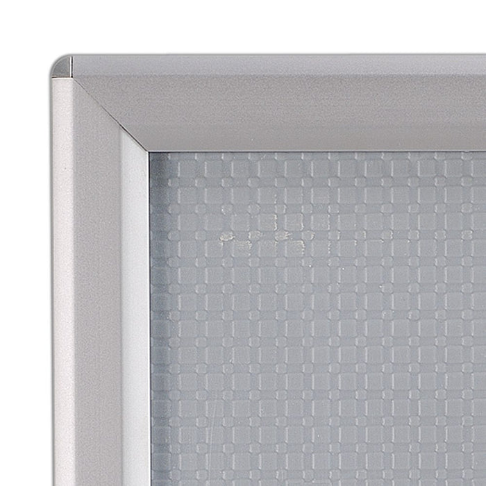 Fotorahmen mit Standfuß, 14 mm Profil, Silber – Ecke des Aluprofils in der Nahaufnahme