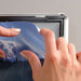 Fotorahmen mit Standfuß, 14 mm Profil, Silber – Transparente Frontfolie über dem Plakat