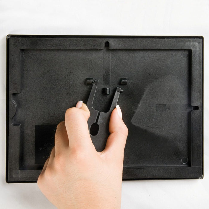 Fotorahmen mit Standfuß, 25 mm Profil, Schwarz – Klappbarer Standfuß an der Rückseite