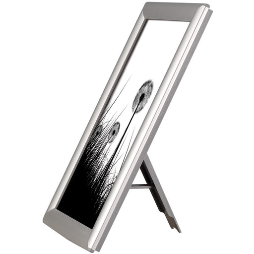 Fotorahmen mit Standfuß, 25 mm Profil, Silber – mit eingelegtem Plakat, Frontansicht