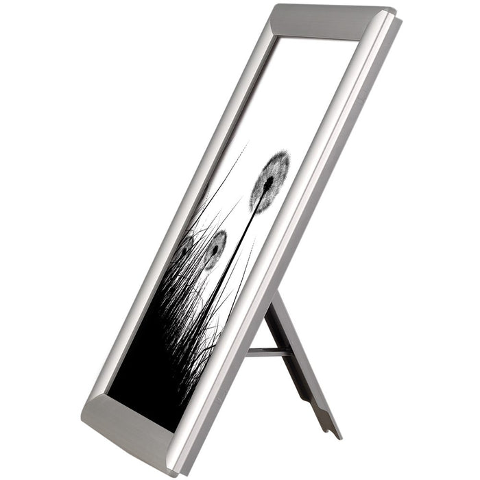 Fotorahmen mit Standfuß, 25 mm Profil, Silber – mit eingelegtem Plakat, Frontansicht
