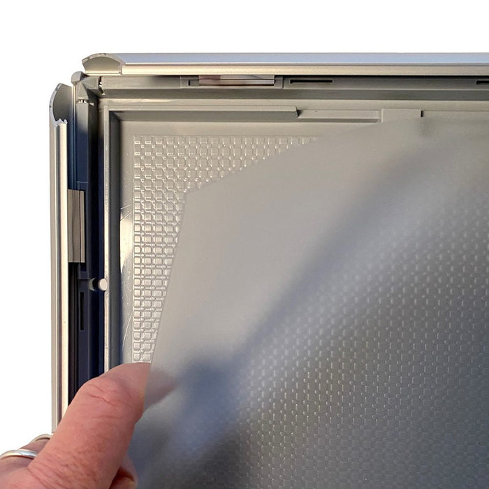 Fotorahmen mit Standfuß, 25 mm Profil, Silber – Transparente Frontfolie über dem Plakat