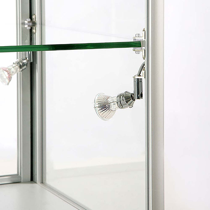 LED-Spot am Glasboden der Glasvitrine Duo Tisch mit Schrank in Silber, Detailansicht