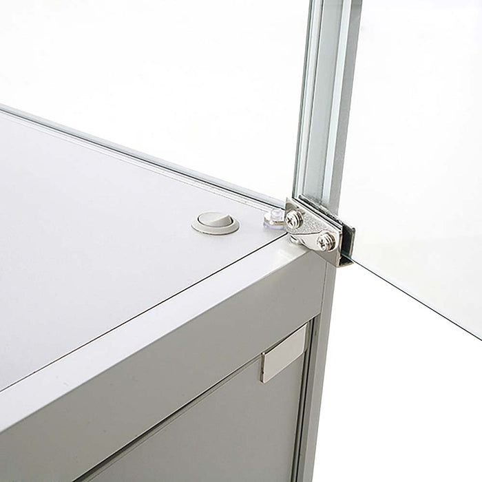 LED-Schalter am Eckprofil der Glasvitrine Duo Tisch mit Schrank in Silber, Detailansicht