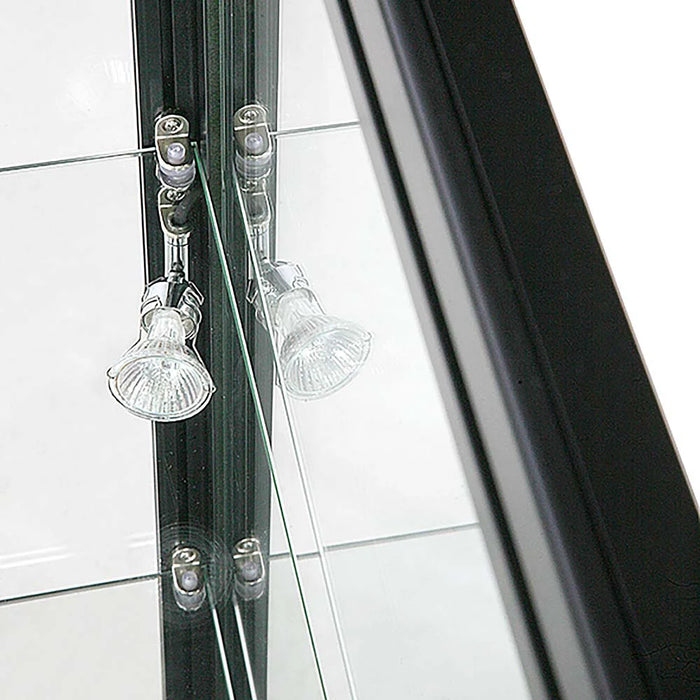 Seitlicher LED-Spot mit Glasbodenhalterung an der schwarzen Glasvitrine Solo