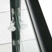 Seitlicher LED-Spot mit Glasbodenhalterung an der schwarzen Glasvitrine Solo