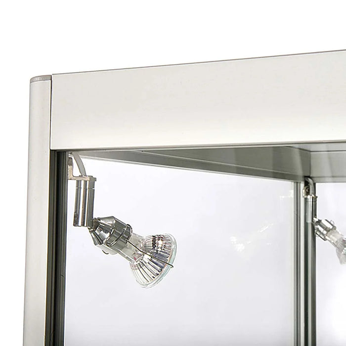 Detailaufnahme des silbernen Aluminiumrahmens und der Glasverarbeitung