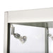 Detailaufnahme des silbernen Aluminiumrahmens und der Glasverarbeitung