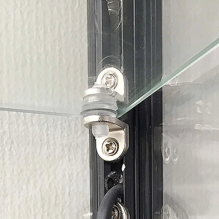 Detail der Befestigung einer Glasablage an der Vitrinenkonstruktion