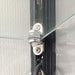 Detail der Befestigung einer Glasablage an der Vitrinenkonstruktion