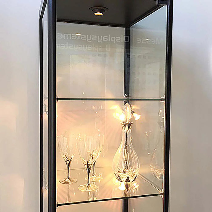 Beleuchtete Glasvitrine Solo Tower mit ausgestellten Gläsern und Dekorationsartikeln