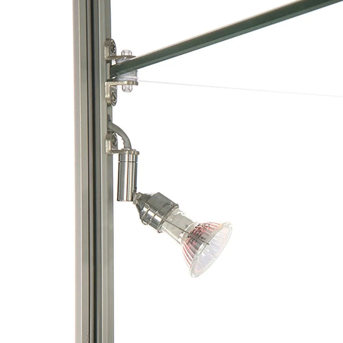 Seitlicher LED-Spot an der silbernen Glasvitrine Solo Tower