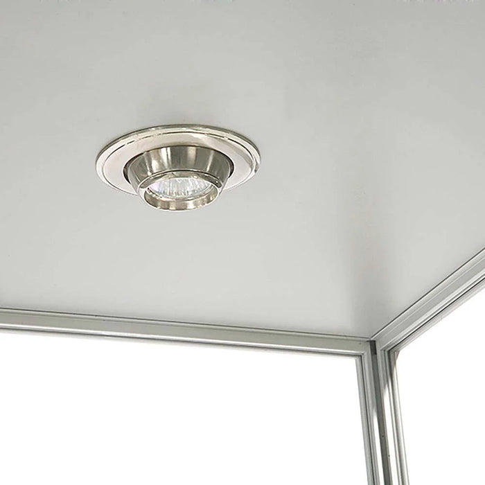 Integrierter LED-Spot in der Decke der silbernen Glasvitrine