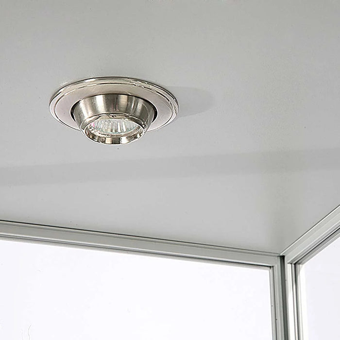 LED-Spot an der silbernen Glasvitrine Solo Tower