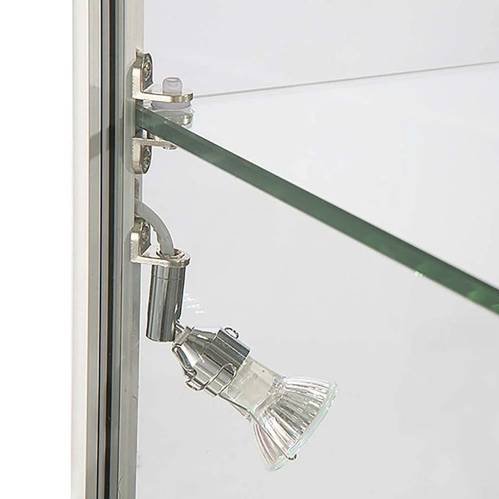 Seitlicher LED-Strahler an der silbernen Glasvitrine