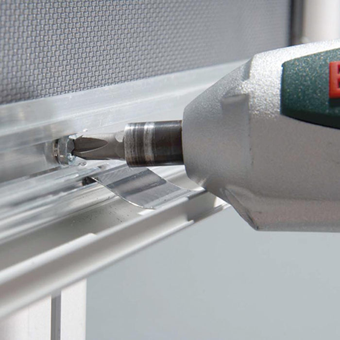 Infoständer doppelseitig mit vier Plakatrahmen Detailansicht der Rahmenmontage am Aluminiumprofil