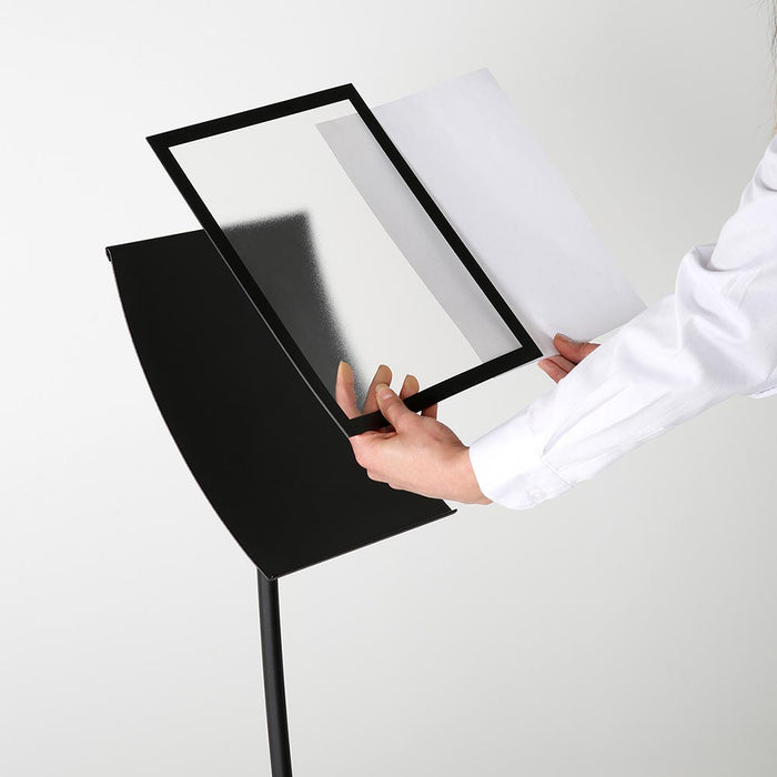 Posterwechsel im gebogenen Magnetragmen des Infoständers Curved