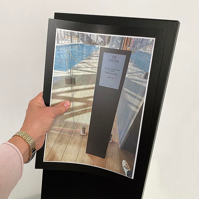 Infoständer mit schwarzem Magnetrahmen A4 zur Darstellung von Informationen im Eingangsbereich