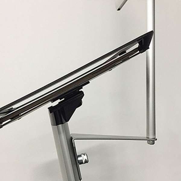 Poster-Halter mit Tablet-Ständer auf Messestand im Einsatz