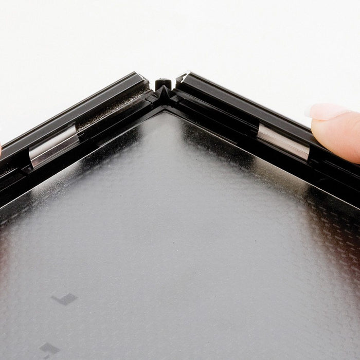 Klapprahmen 14 mm in Schwarz mit runden Ecken – Ecke beim Öffnen des Rahmens