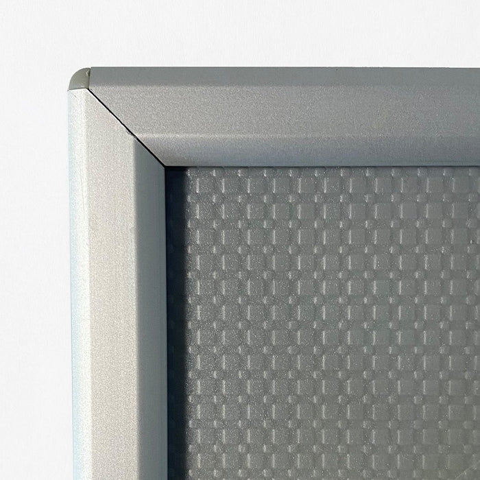 Klapprahmen 14 mm in Silber mit runden Ecken – Ecke des Aluprofils in der Nahaufnahme