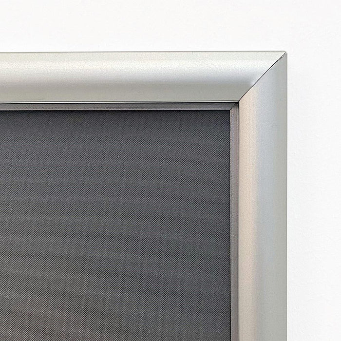 Klapprahmen 15 mm in Silber – Ecke des Aluprofils in der Nahaufnahme