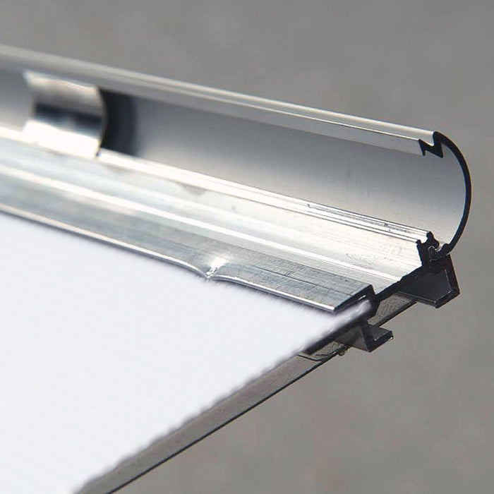 Klapprahmen 15 mm in Silber – Klappmechanik zum Öffnen des Profils