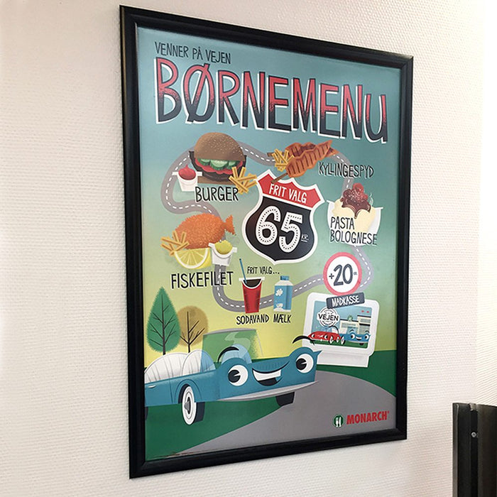 Klapprahmen 25 mm in Schwarz – Einsatzbeispiel: Menüplakat an der Wand