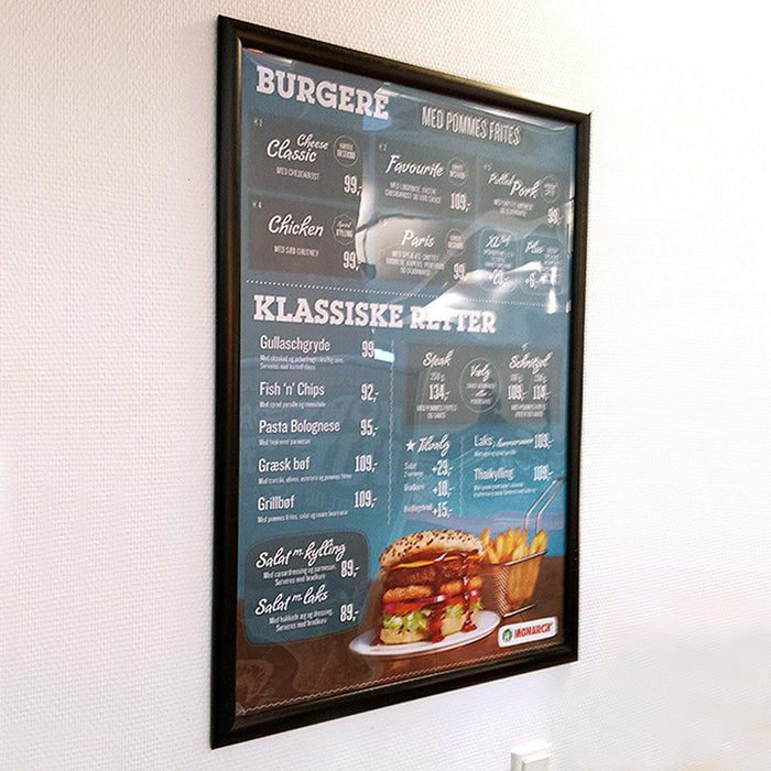 Klapprahmen 25 mm in Schwarz – Einsatzbeispiel: Speisekarte im Restaurant